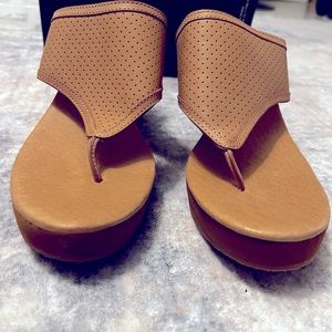 Tommy Bahama Tan Sandals